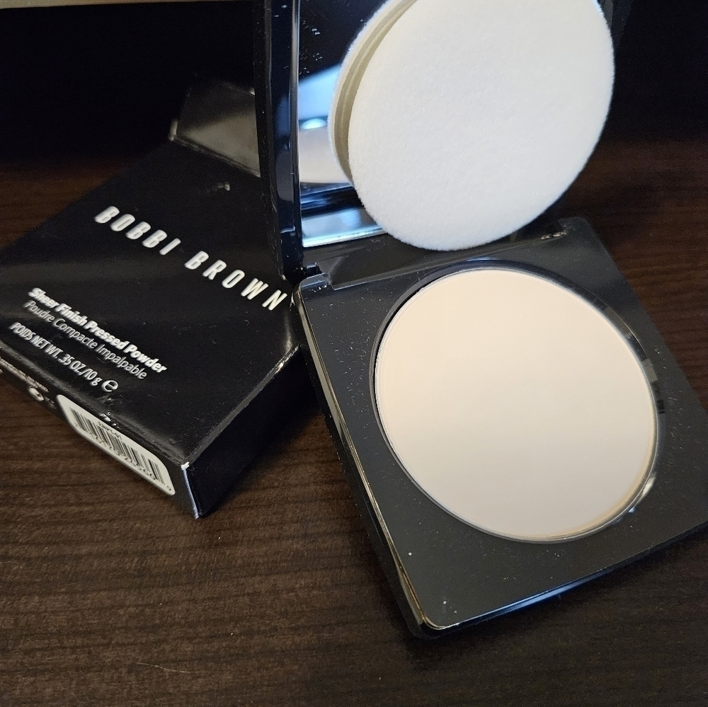 BOBBI Brown Sheer Finish Pressed Powder in Pale Yellow (NIB)